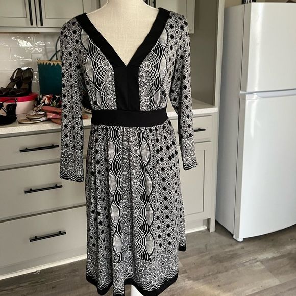 eci New York V-Neck Dress in Modern Black and White Print Tie Back Size Medium - Picture 5 of 9